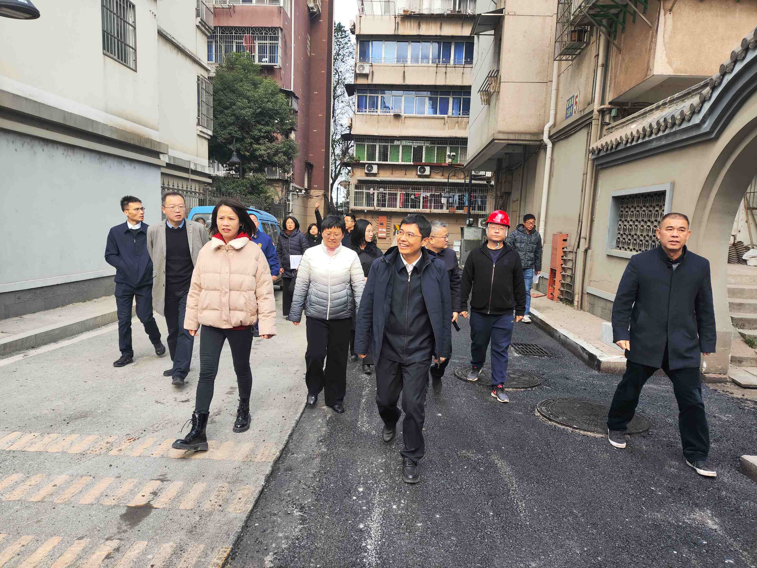 南昌市政府黨組成員、副市長(zhǎng)徐鶴飛一行深入我司東湖區(qū)豫章街道老舊小區(qū)改造項(xiàng)目調(diào)研安全生產(chǎn)工作
